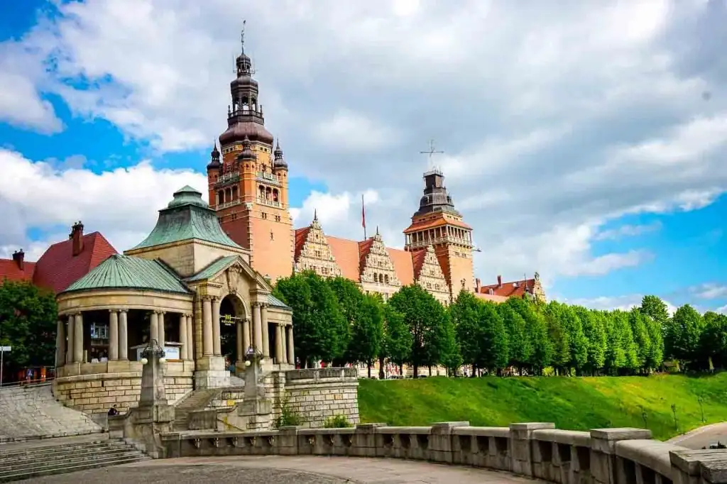 Die Hakenterrasse und das Woiwodschaftsamt Westpommern, beeindruckende Sehenswürdigkeiten in Stettin