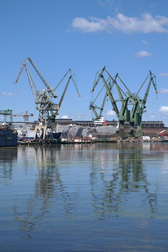 Metallkräne im Hafen von Danzig