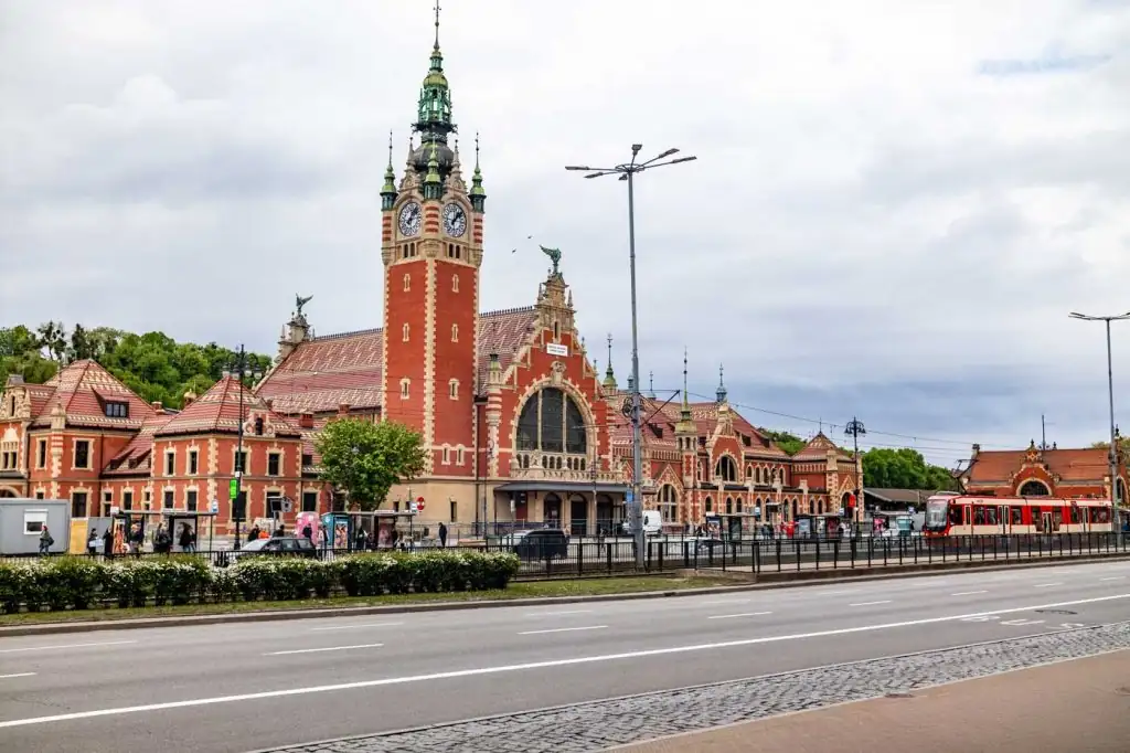 Anreise zur polnischen Ostsee: Der Bahnhof von Danzig als zentraler Knotenpunkt für Zugreisende.