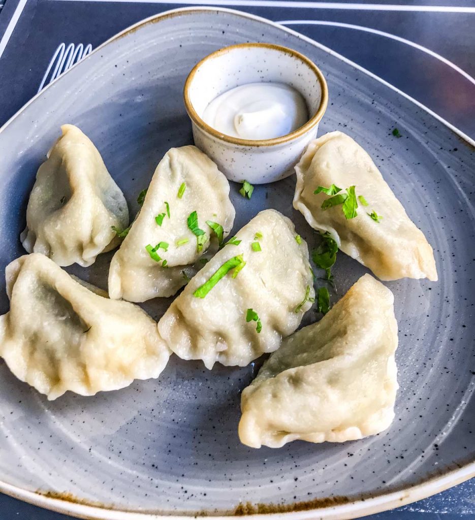 Gute Polnische Küche. Einfach aber lecker: Piroggen mit  Dip