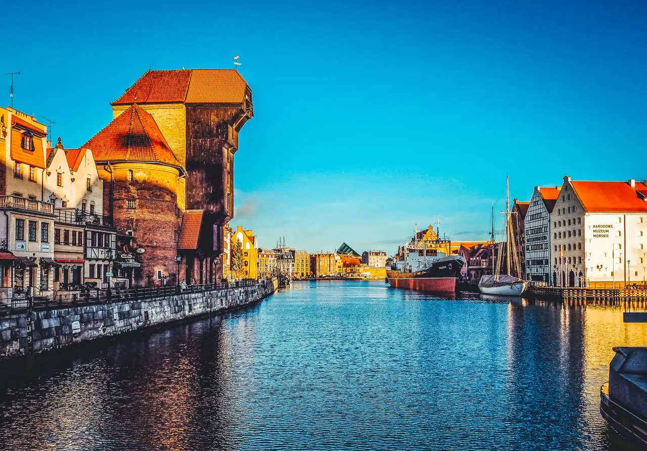 Krantor und Hafen von Danzig. Eine der wichtigsten Sehenswürdigkeiten von Danzig