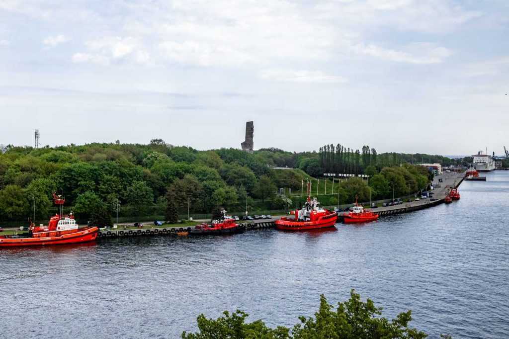 Blick vom gegenüberliegenden Leuchtturm auf das Denkmal der Westerplatte in Danzig