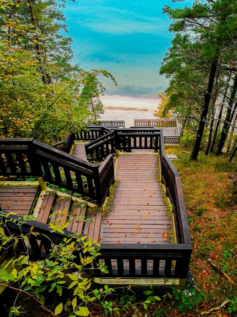 Hölzerne Treppe im Nationalpark Wollin, die zum Aussichtspunkt Kawcza Góra führt, mit Blick auf die Ostseeküste.