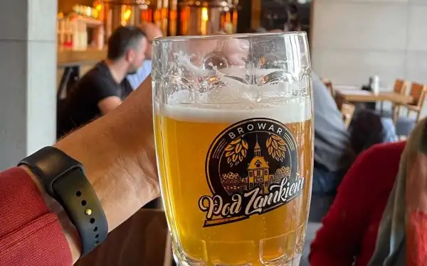 Hausgebrautes Bier im Browar Pod Zamkiem in Stettin