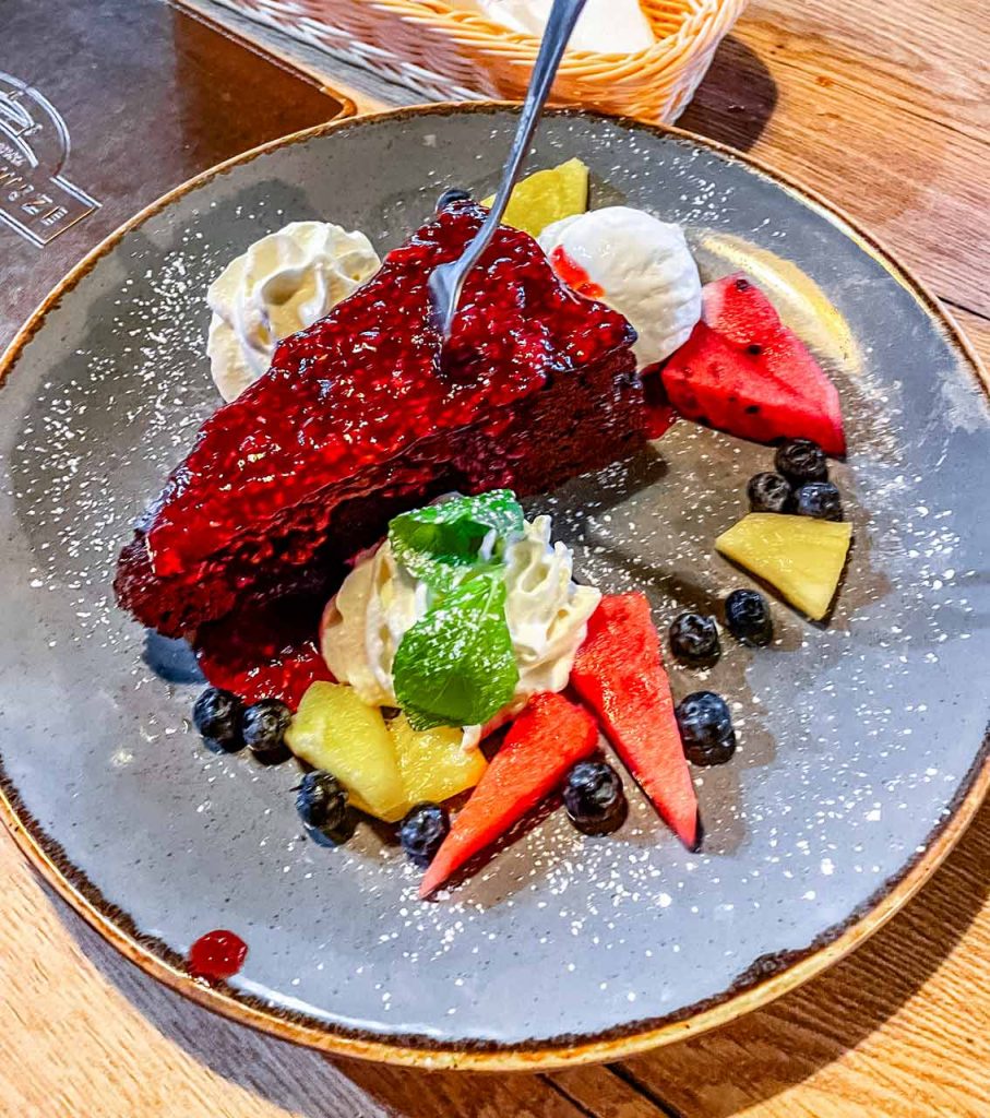 Zum Essen in Polen gehört ein Desert. Leckerer Kuchen mit Früchten