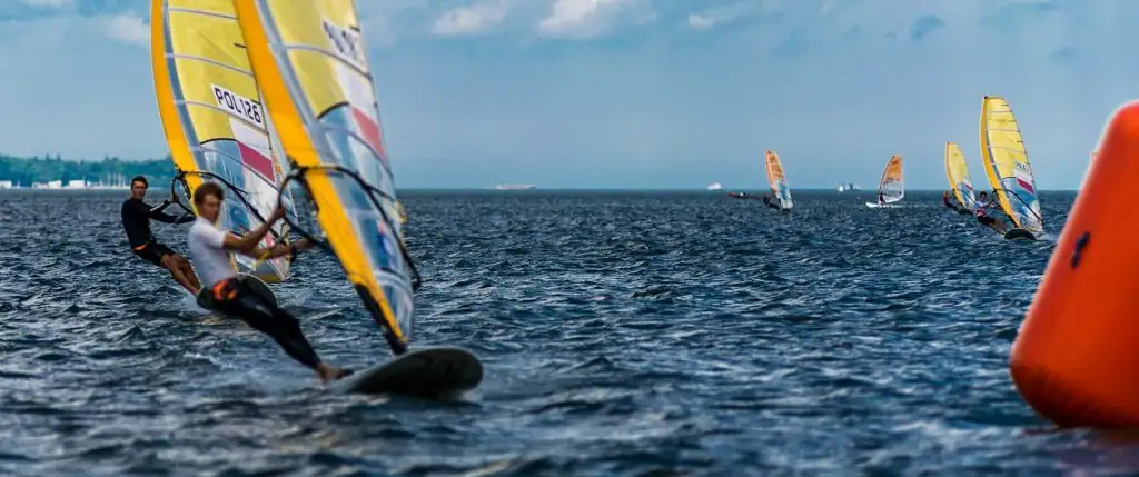 Aktivität: Windsurfen am Strand