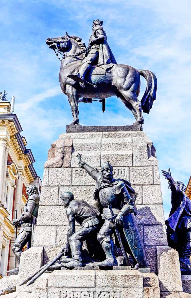 Das Grunwalddenkmal in Polen, erinnert an die historische Schlacht von Grunwald und symbolisiert den Zusammenhalt .