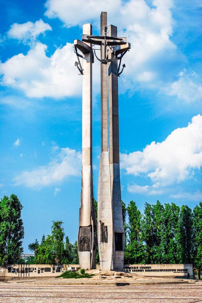 Das Pomnik Poległych Stoczniowców 1970 in Gdańsk zeigt ein beeindruckendes Denkmal für die gefallenen Werftarbeiter von 1970. 