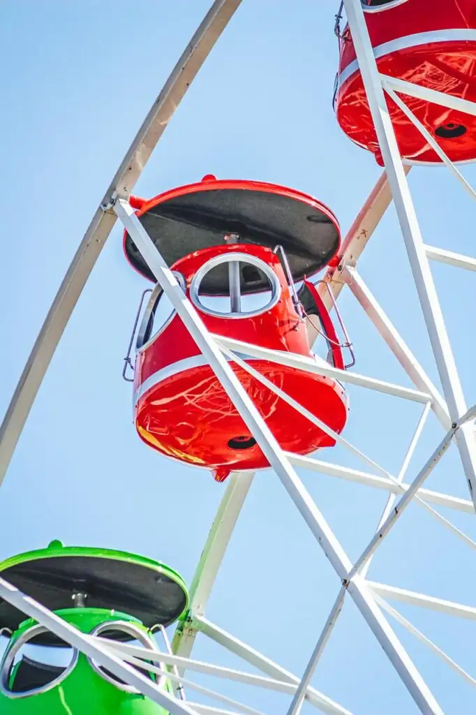 Rotes Fahrgeschäft in einem Freizeitpark