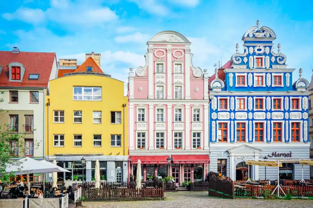 Historische Giebelhäuser am Heumarkt in Stettin, bunte Fassaden und architektonische Details