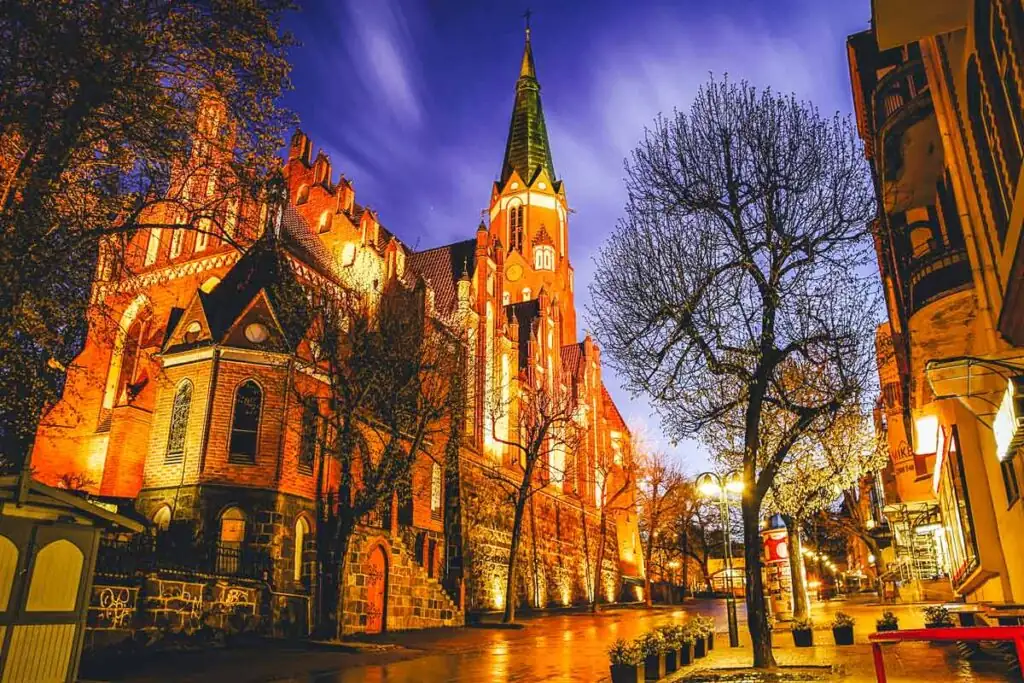 Kirche St. Georg bei Nacht