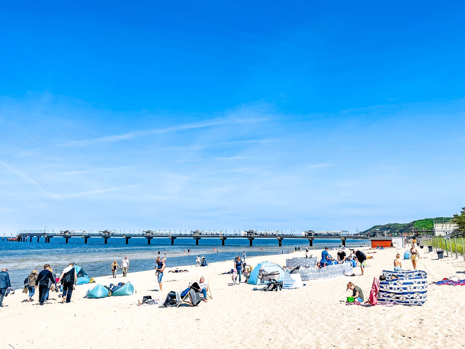 Der weiße Sand am Strand von Misdroy mit der Seebrücke