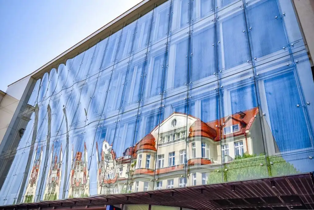 Spiegelung einer Villa auf moderner Glasfassade in auf der Monciak in Sopot 