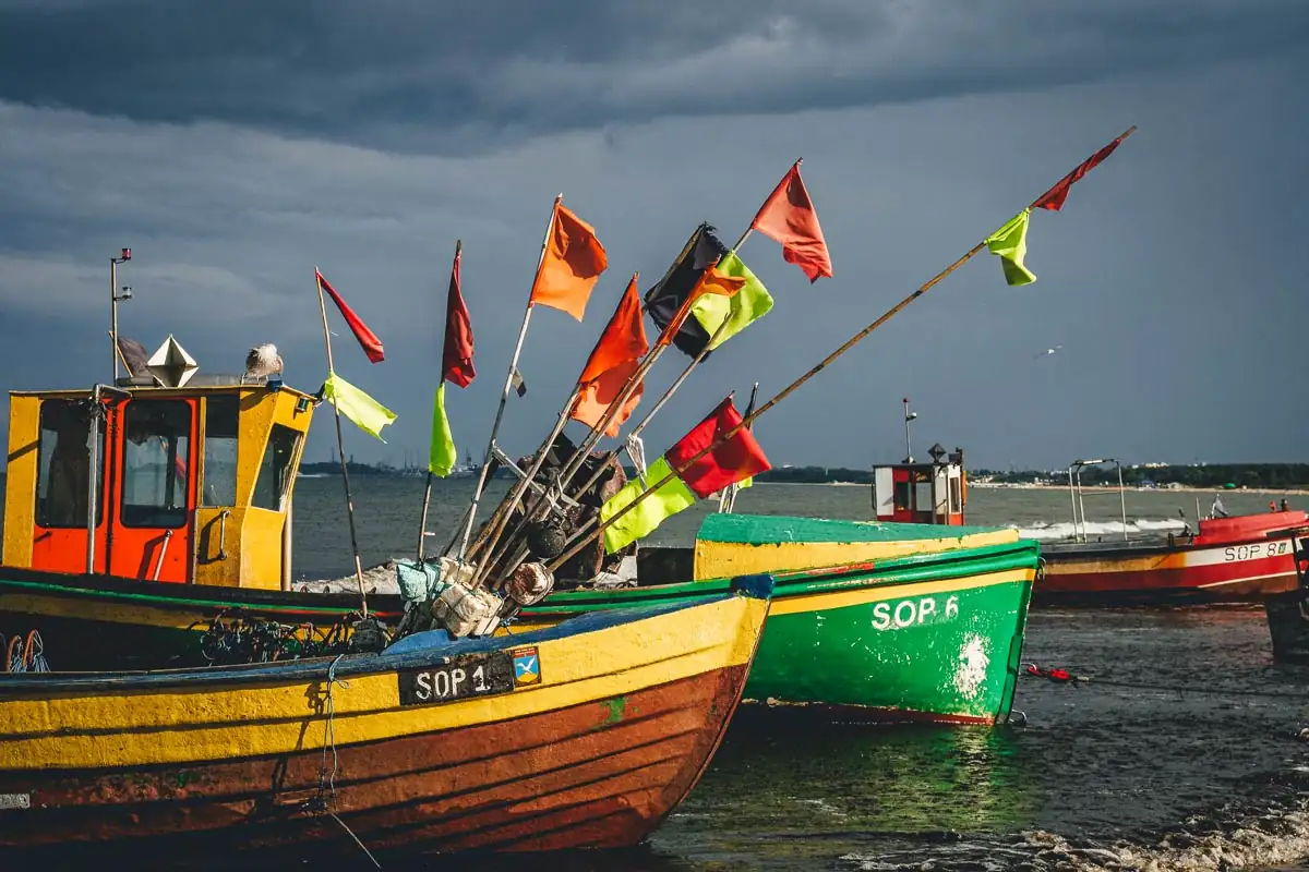 Fischerboote legen am Strand vor Sopot