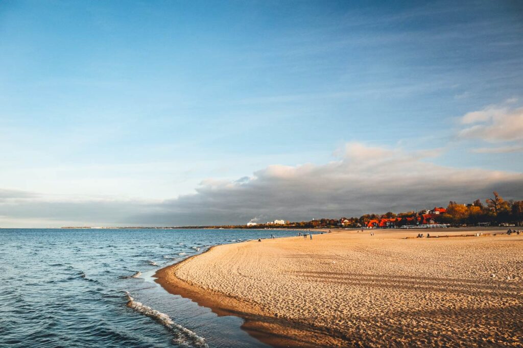 Strand in Sopot von der Seebrücke aus gesehen