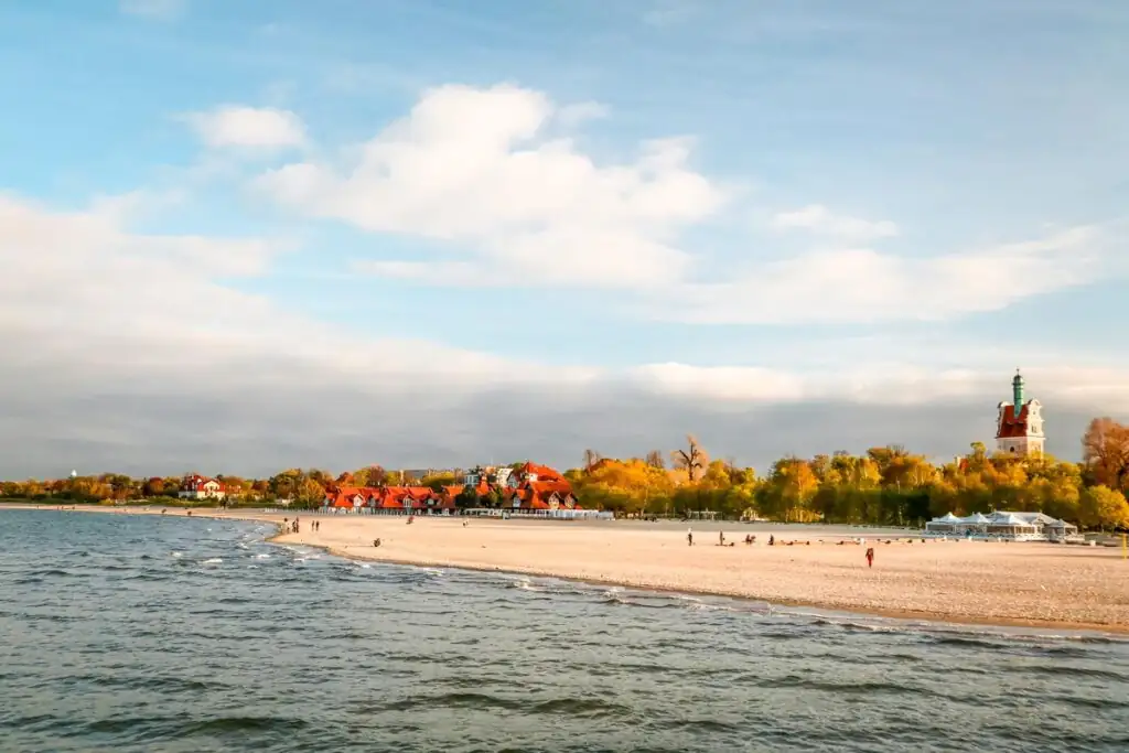 Strand in Sopot von der Seebrücke aus gesehen
