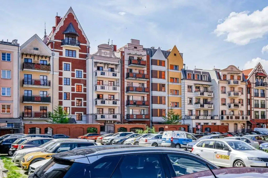 Parkplatz in Polen mit vielen Autos