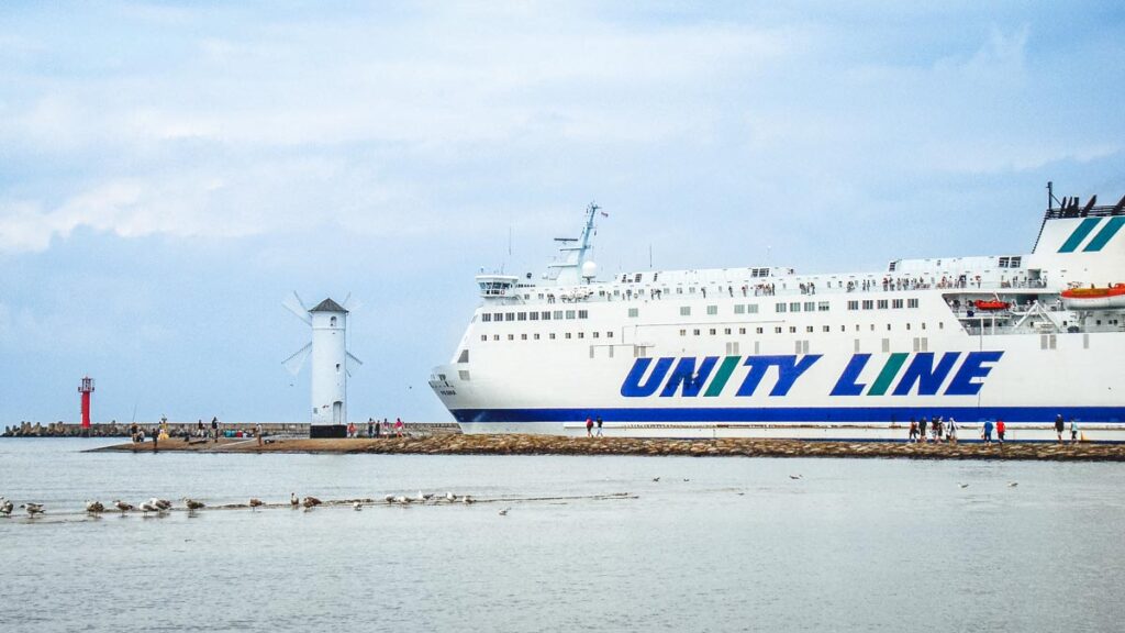 Eine große Fähre legt am Hafen in Swinemünde ab