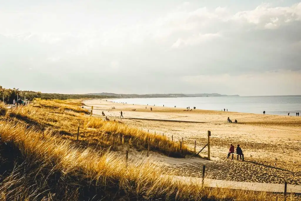 Der Strand von Świnoujście auf Usedom an einem sonnigen Tag, Polen.