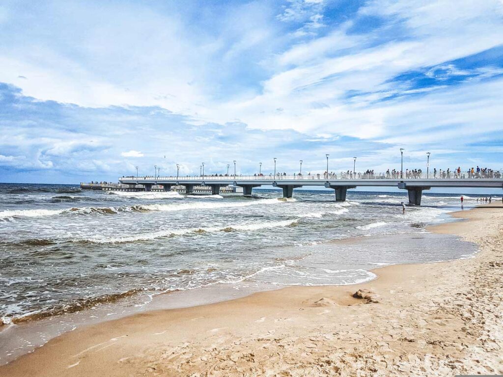 Die Seebrücke von Kolberg vom Strand aus gesehen