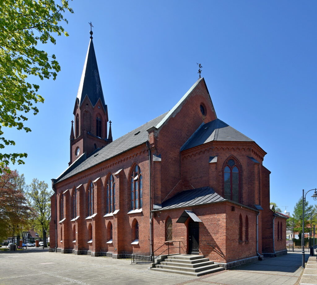 Die neugotische Salvatorkirche in Ustka beeindruckt mit ihren hohen Türmen und kunstvollen Backsteinfassaden. Im Inneren der Kirche finden sich ein prächtiger Altar und beeindruckende Buntglasfenster, die das Licht in farbenfrohen Mustern brechen.