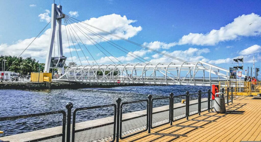 Die Rotierende Fußgängerbrücke im Hafen von Ustka ist ein technisches Wunderwerk. 