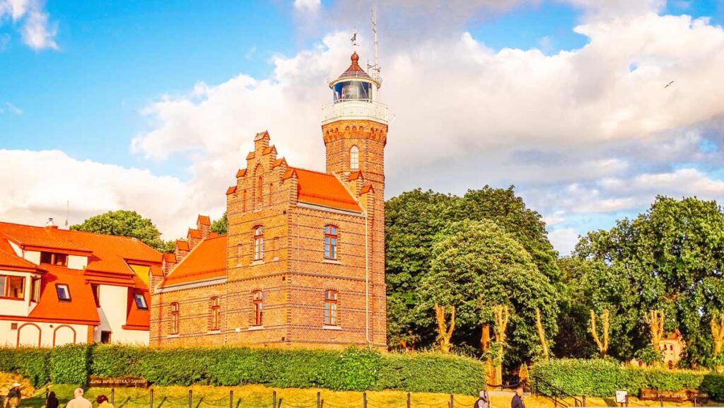 Der Leuchtturm von Ustka ist ein 20 Meter hoher Backsteinbau und noch heute in Betrieb.