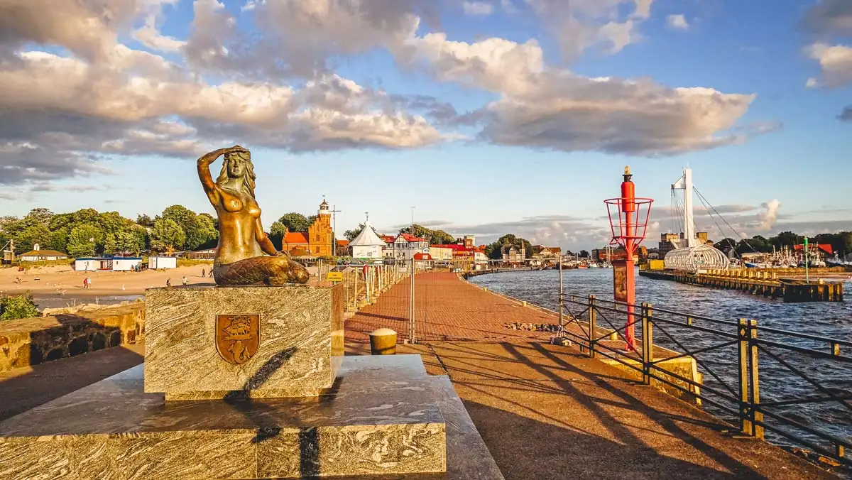 Statue im Hafen von Ustka