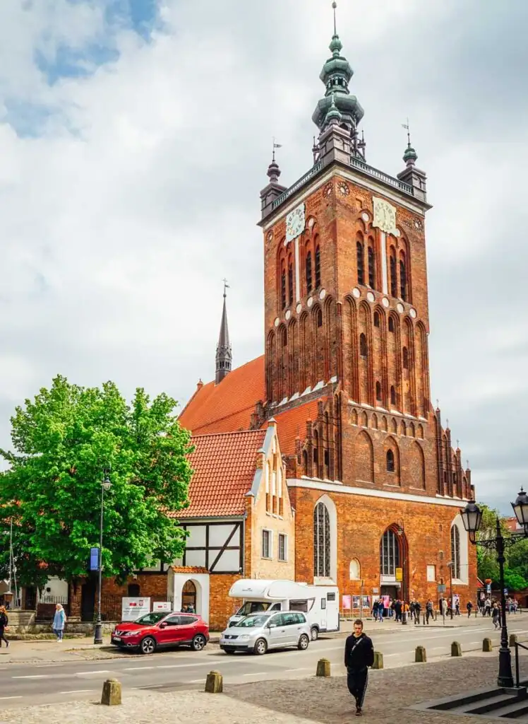 Die Katharinenkirche in Danzig, eine historische Backsteinkirche mit einem markanten barocken Glockenturm, die zu den ältesten Gotteshäusern der Stadt zählt.