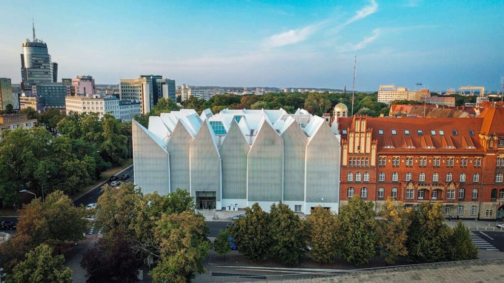 Philharmonie Stettin – modernes Gebäude mit einzigartiger Architektur, leuchtend in der Nacht.