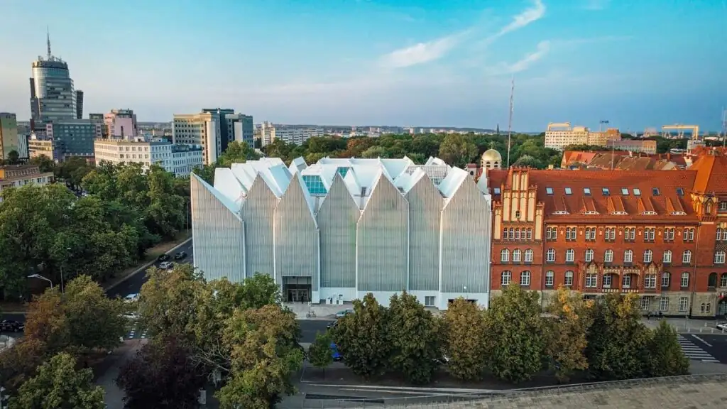 Philharmonie Stettin – modernes Gebäude mit einzigartiger Architektur, leuchtend in der Nacht.