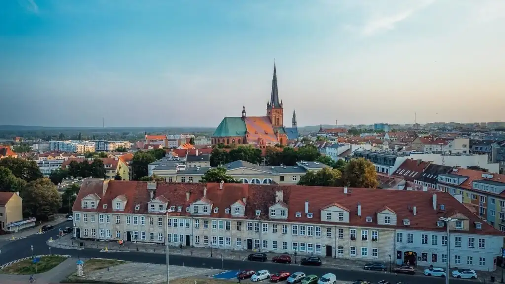 Drohnenaufnahme der Jakobskathedrale in Stettin, majestätisch über der Stadt mit Blick auf die gotische Architektur.