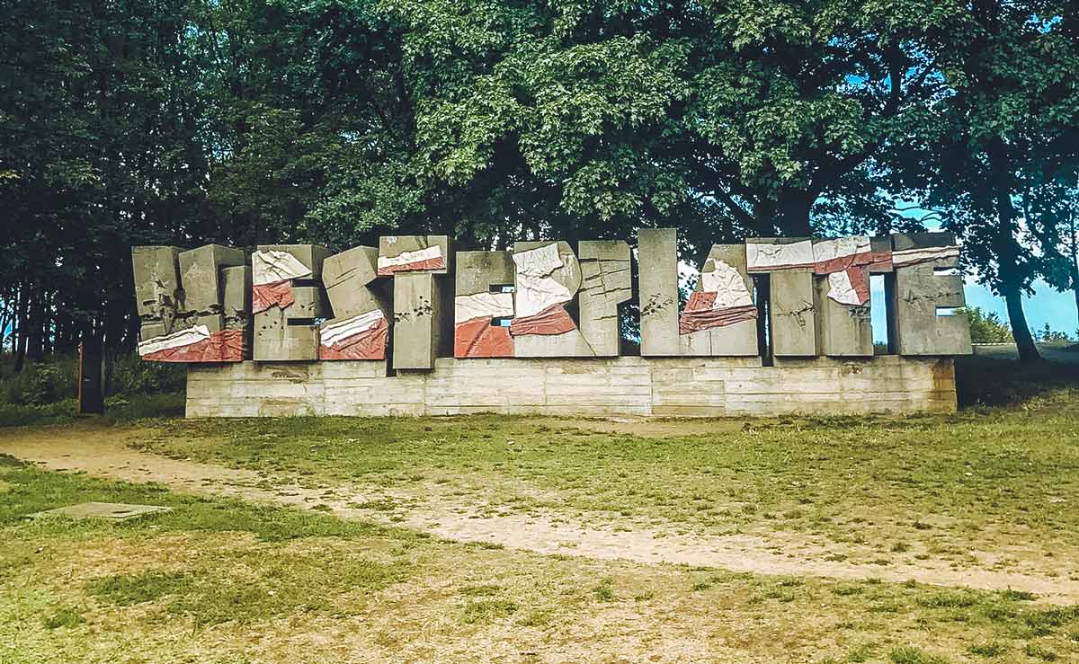 Schriftzug auf der Westerplatte – Symbolischer Ort des Widerstands