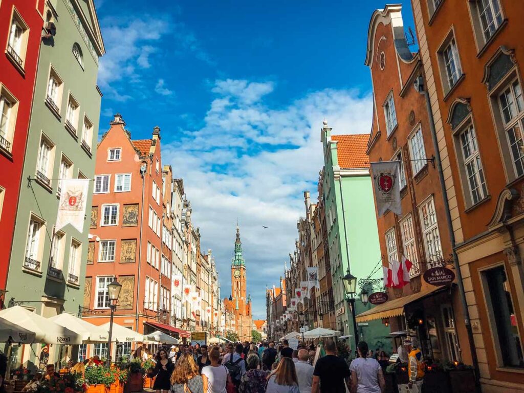 Sommer in Danzig mit vollen Straßen, belebten Plätzen und zahlreichen Touristen, die die Altstadt erkunden.