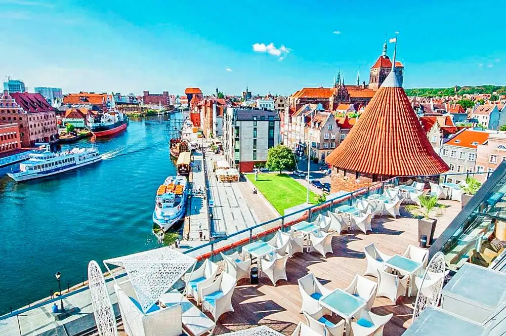 Hilton Gdańsk, ein Luxushotel an der Mottlau mit einer Dachterrasse und einem spektakulären Blick über die Altstadt.