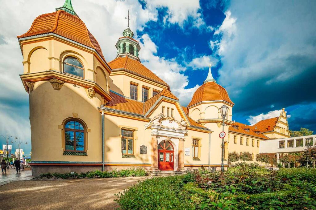 Historisches Haus in Sopot im Stil der Bäderarchitektur mit eleganten Fassaden und großen Fenstern.