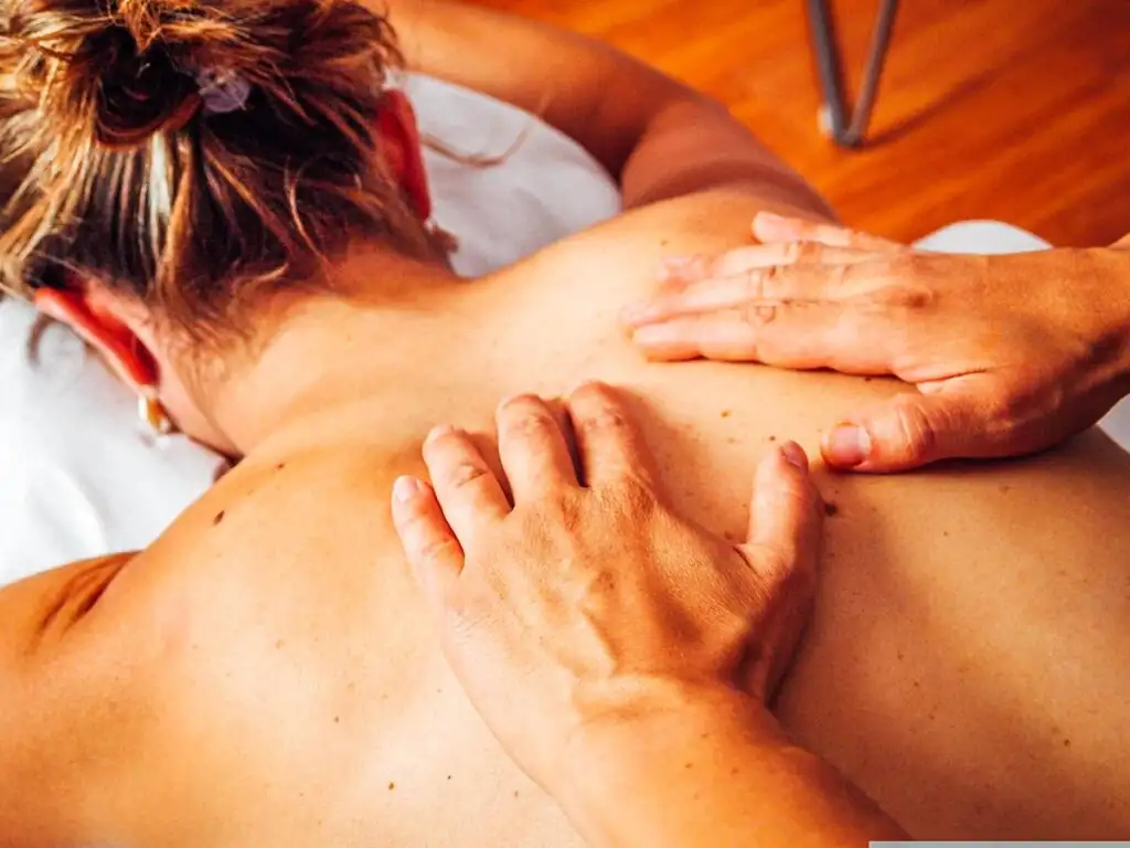 Eine Person auf dem Massage Tisch - Wellnessurlaub in Polen