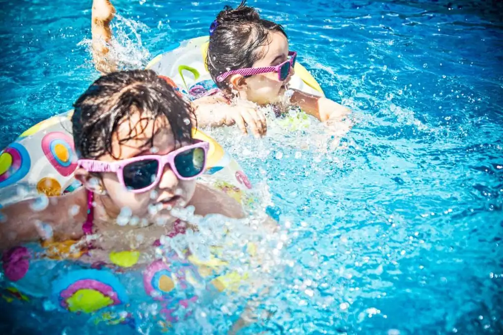 Kinder im Pool - Wellness geht auch mit Kindern!