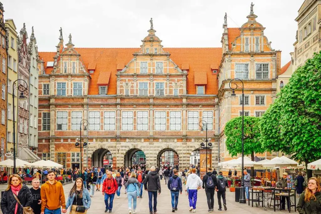 Grünes Tor in Danzig, ein historisches Stadttor und Teil des Nationalmuseums, aufgenommen vom Langen Markt aus.