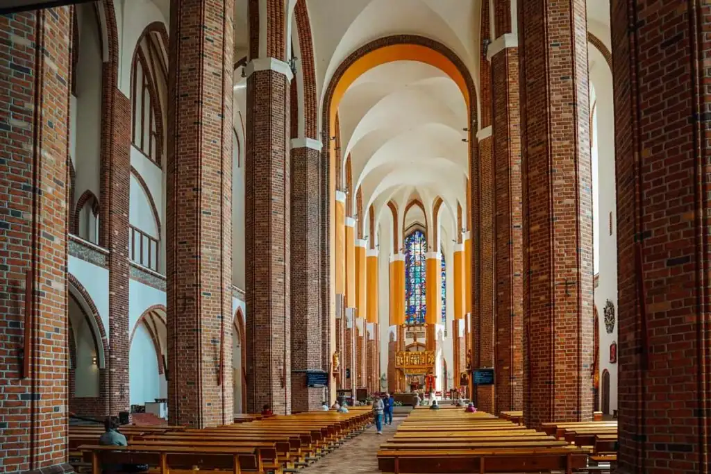 Innenraum der Jakobskathedrale in Stettin mit hohen Gewölben und kunstvollen Details