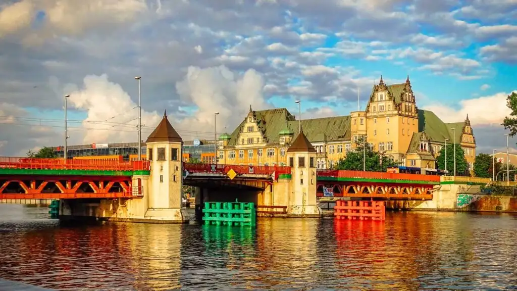 Ansicht der Lange Brücke (Most Długi) in Stettin, Polen, die die Altstadt mit der Insel Lastadie verbindet und über die Oder führt.