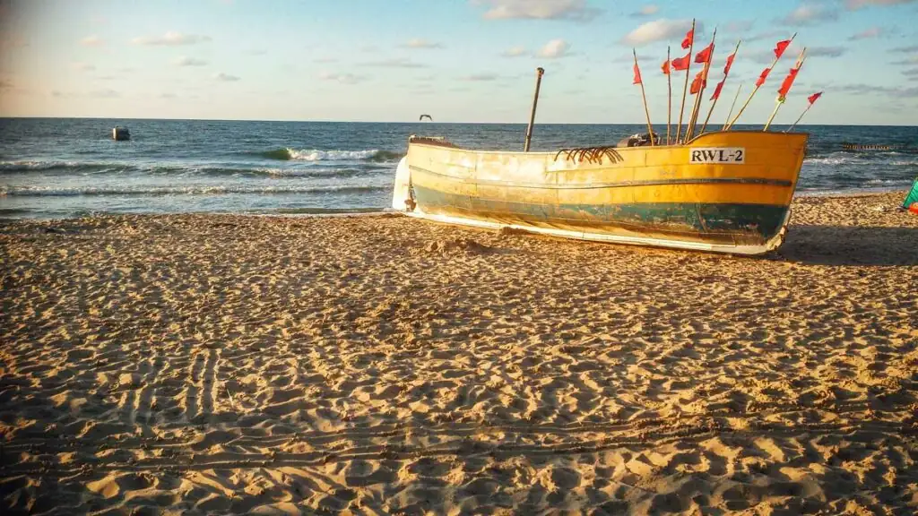 Ein ruhiger Abend am Strand von Rewal, ideal zum Ausklingen eines Tages am Meer. Fischer bringen frischen Fisch direkt auf deinen Teller