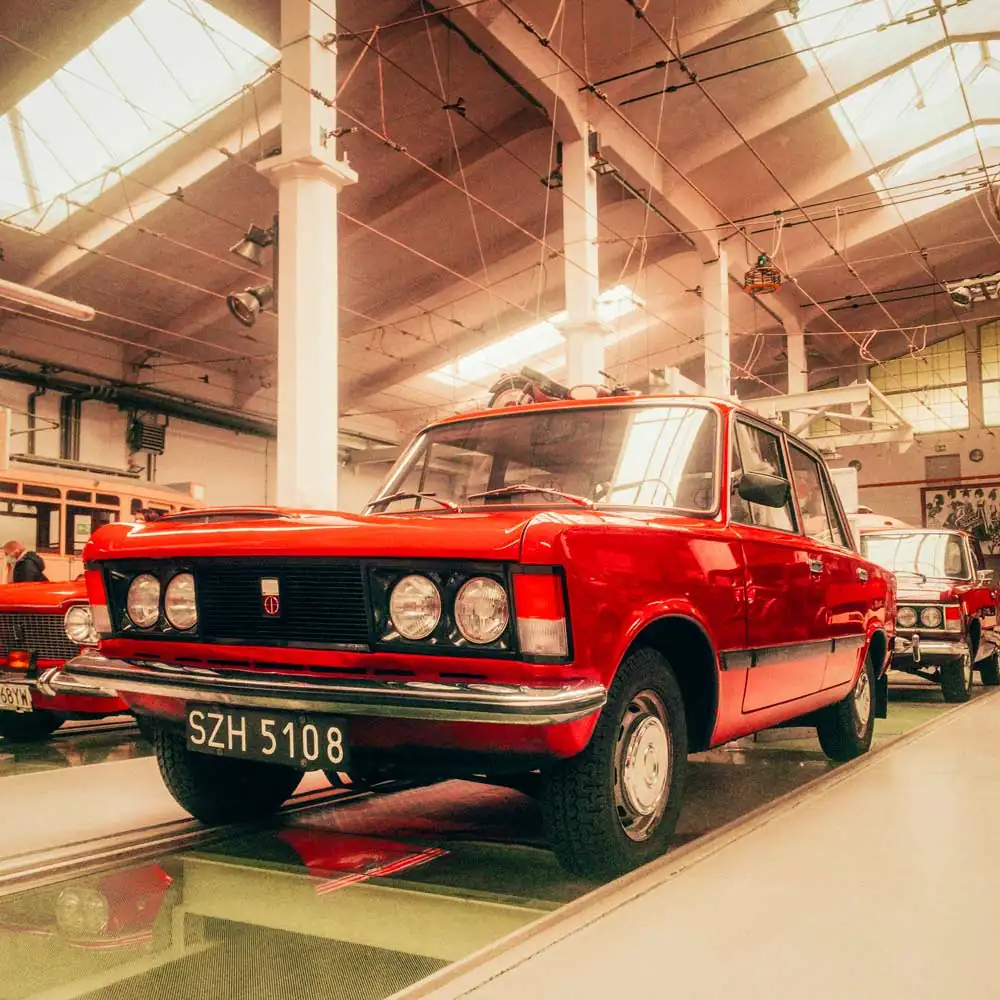 Altes Auto im Technik- und Kommunikationsmuseum Stettin, das historische Fahrzeuge und Technikgeschichte präsentiert.