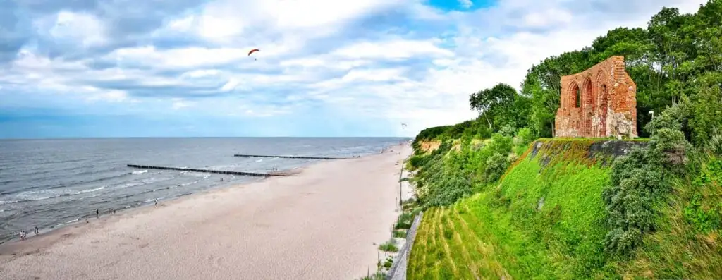 Ruinen der gotischen Kirche bei Trzęsacz an einer steilen Küstenklippe, Teil des letzten verbliebenen Mauerstücks mit Blick auf die Polnische Ostsee.