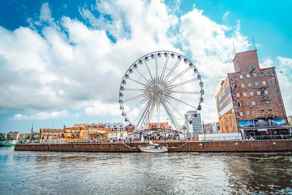 Das Amber Sky Riesenrad, eine der beliebten Danzig Sehenswürdigkeiten, bietet atemberaubende Ausblicke über die Stadt und die Mottlau.