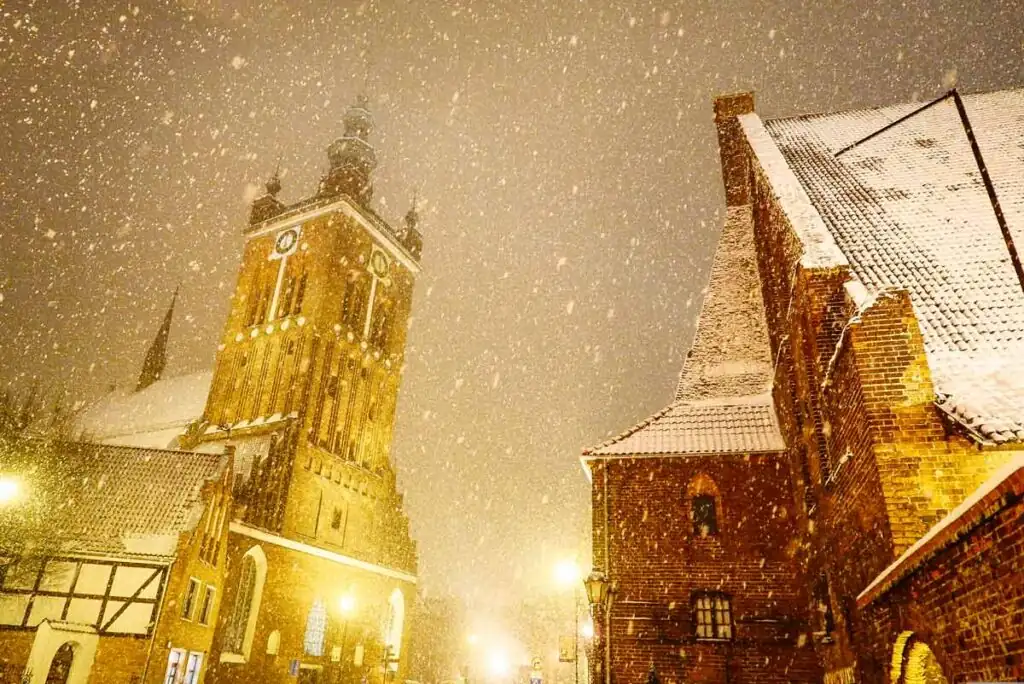 Winter in Danzig: Schneebedeckte Dächer und frostige Temperaturen zeigen das winterliche Wetter in der Stadt.