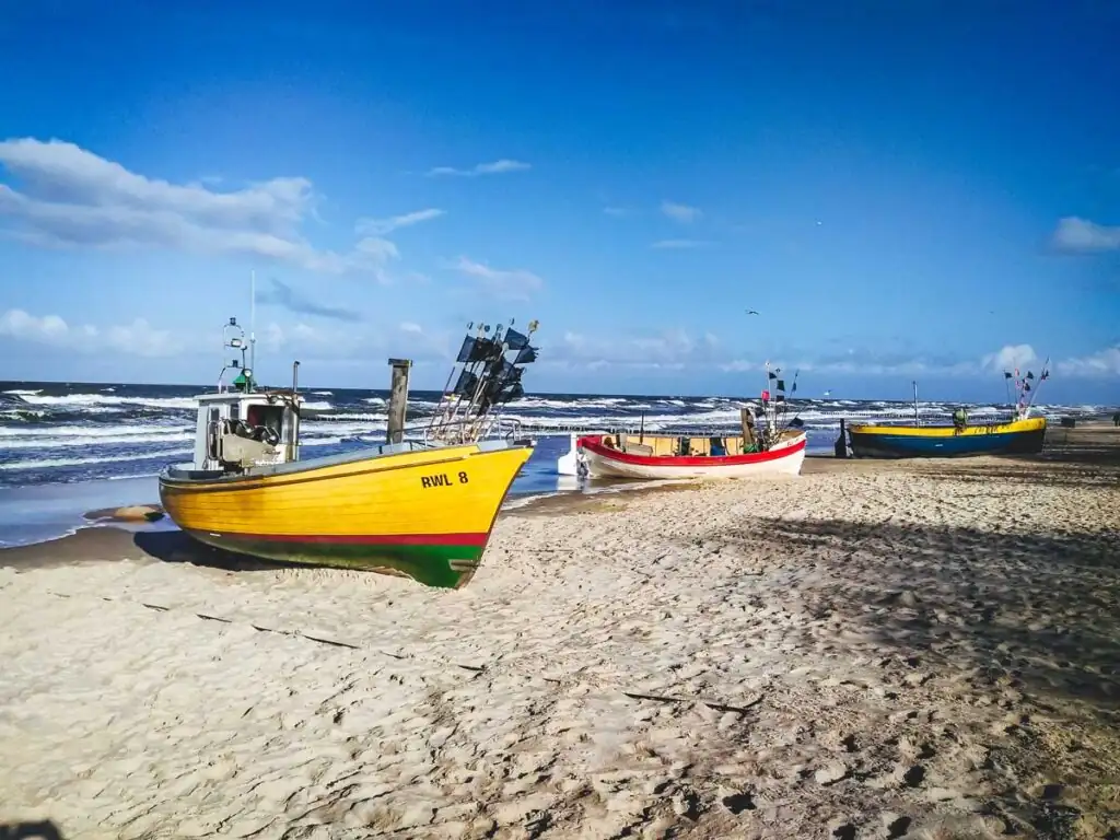 Von deiner Ferienwohnung direkt zu den Fischern am Strand an der polnischen Ostsee.