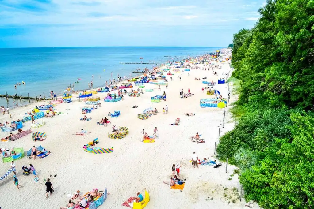 Strand von Rewal mit Badenden, ideal für einen entspannten Tag am Meer an der polnischen Ostseeküste.