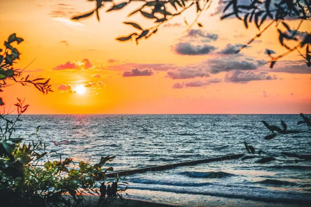 Sonnenuntergang am Strand von Rewal – ein malerischer Ausblick über die polnische Ostsee.