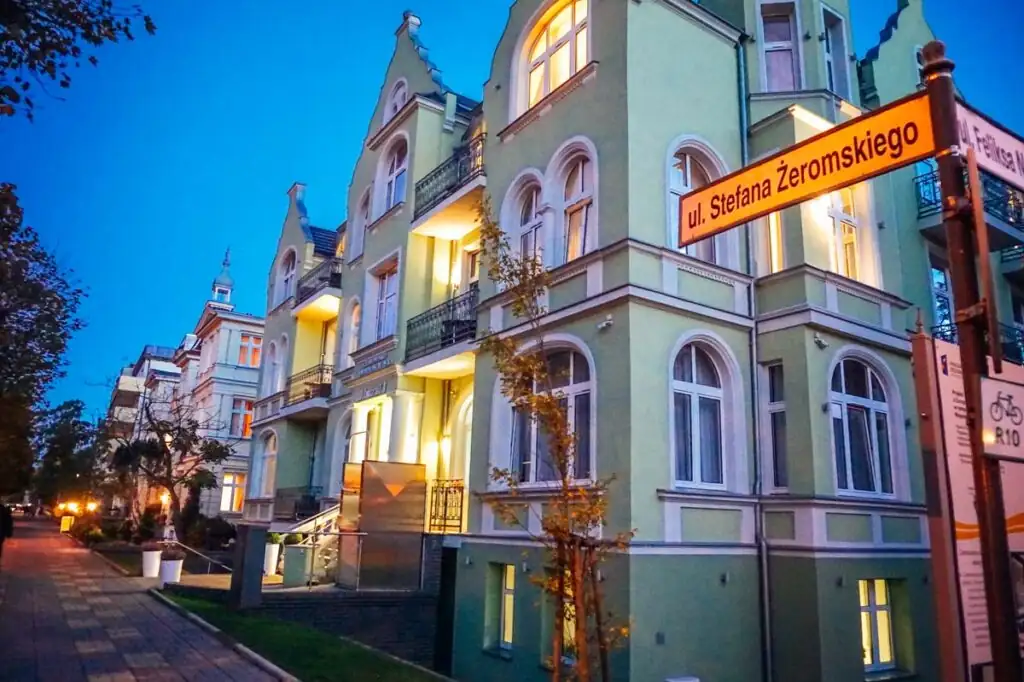 Historische Gebäude entlang der ul. Stefana Żeromskiego in Swinemünde – mehrere Villen im Stil der Bäderarchitektur mit dekorativen Fassaden und Balkonen.